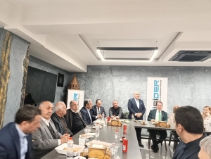 DISİDER Y&ouml;netim Kurulu olarak, Dicle &Uuml;niversitesi Rekt&ouml;r&uuml; Sayın Kamuran Eronat, rekt&ouml;r yardımcıları ve dekanlarla iftar programında bir araya geldik.